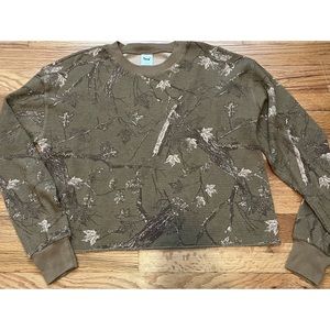 ARITZIA Tna Cropped Camo Thermal Shirt